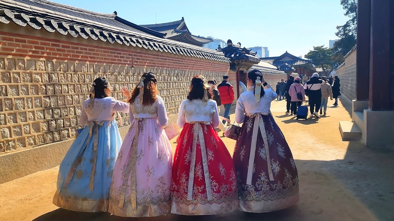 설 연휴 경복궁을 찾은 수많은 인파 속 한복 입은 외국인들Gyeongbokgung Palace