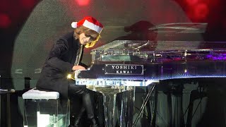 YOSHIKI、サンタ姿で圧巻のピアノ生演奏　X JAPANの名曲「Forever Love」披露