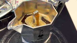 Making coffee with the Moka Express ASMR 4K HDR by Wun Chiou 140 views 2 years ago 1 minute, 1 second