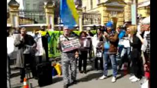 Мітинг під АП, 5.06.2016: Активісти вимагають звільнити "Хорта", який розірвав фото Порошенка, ч. 3