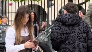 Joffre Une Rose À Une Inconnue