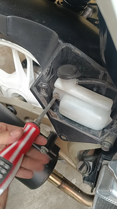 the process of installing the radiator reservoir hose on the Vario 150? #vario #radiator