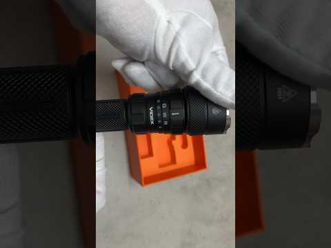 Тактичний ліхтарик Videx VLF-AT255RG 2000Lm 5000K IP68 USB-C з червоним/зеленим світлом, відео 1