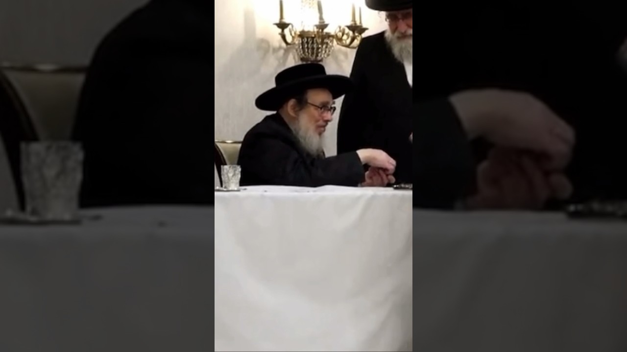 כ״ק האדמו״ר מפאפא בחלוקת חנוכה געלט לילדי ובחורי החסידות