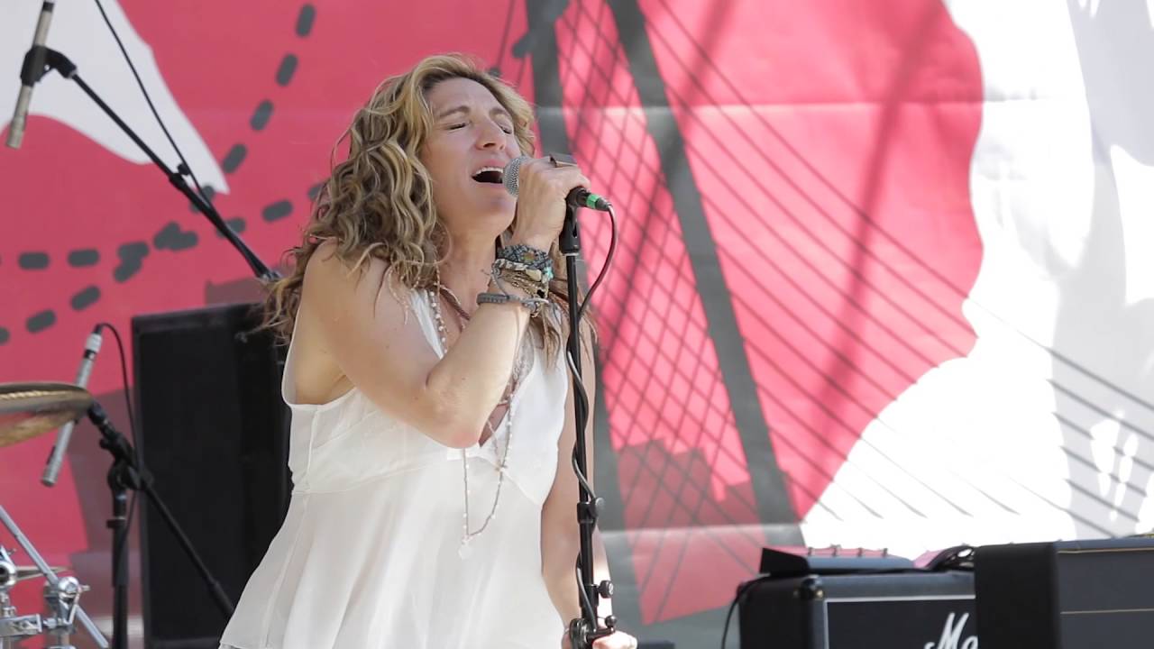 Tell Me - Maylee Thomas at The 2016 Dallas International Guitar Show