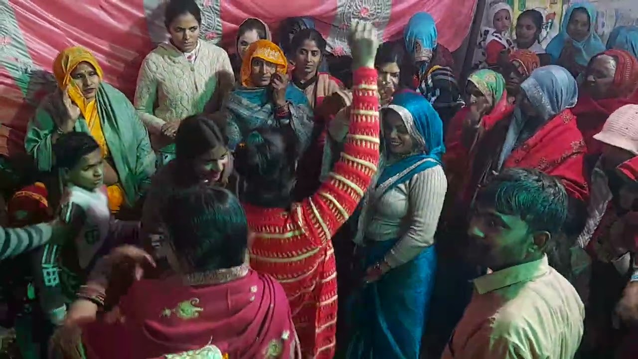 सरिता शास्ती जी के द्वारा  विराम दिवस की कथा सुन रहे सभी भक्त 