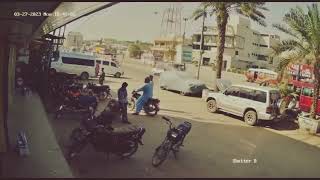 karachi daketi in battery shop, karachi ke halaatkarachi daketi cctv footage viral video