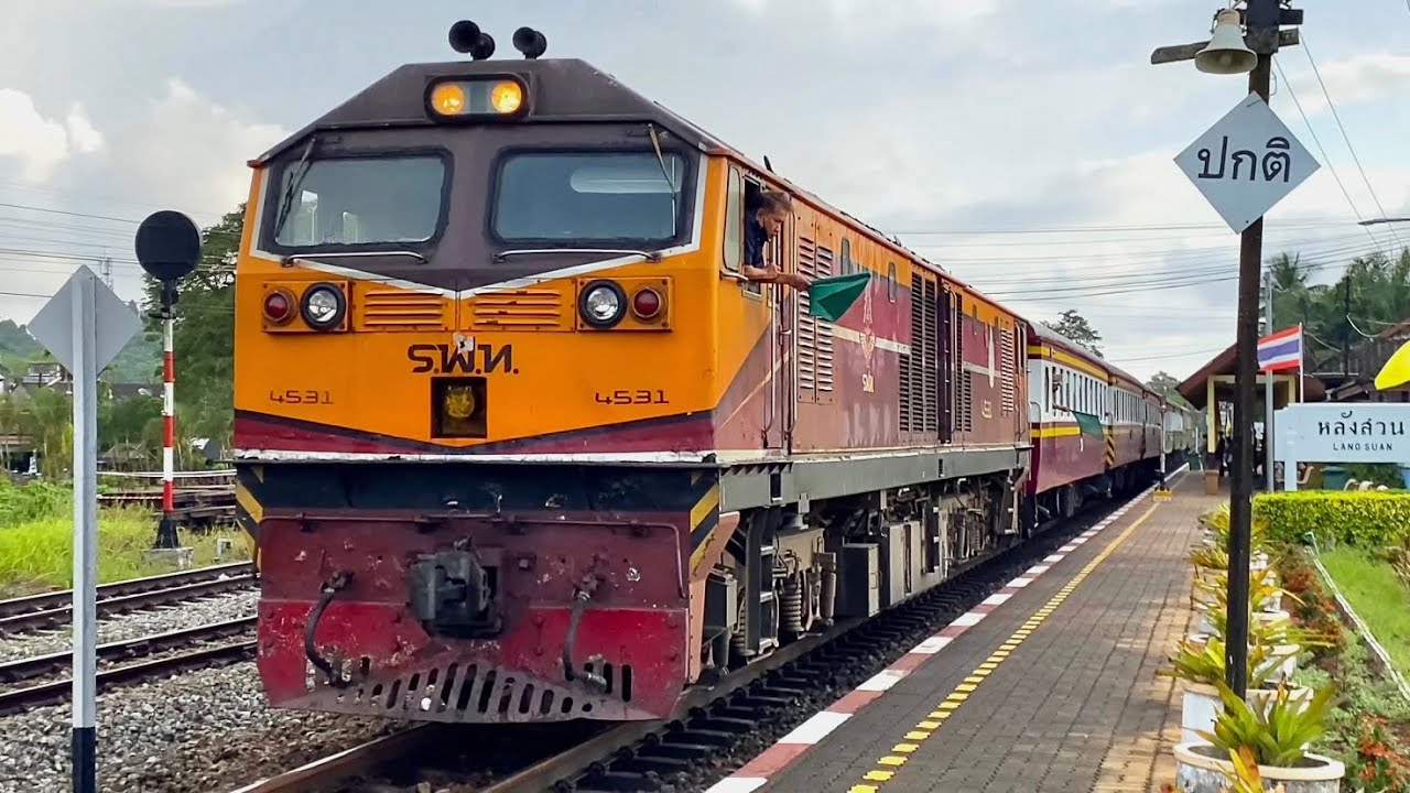 SRT. รถไฟไทยสายใต้ 3 ขบวนกับสถานีรถไฟหลังสวน สถานีที่มีมุมโค้งสวยแห่งหนึ่งในสายใต้ Langsuan Satation