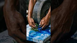 THIS JOB TAKES FORCE. [INDIGO DYE LEAF CRUSHER l Pekerja Penggiling Daun Indigo IN YOGYAKARTA 🇮🇩]