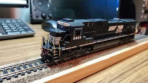 Athearn Genesis Norfolk Southern "Top Hat" Dash 9-40C #8855