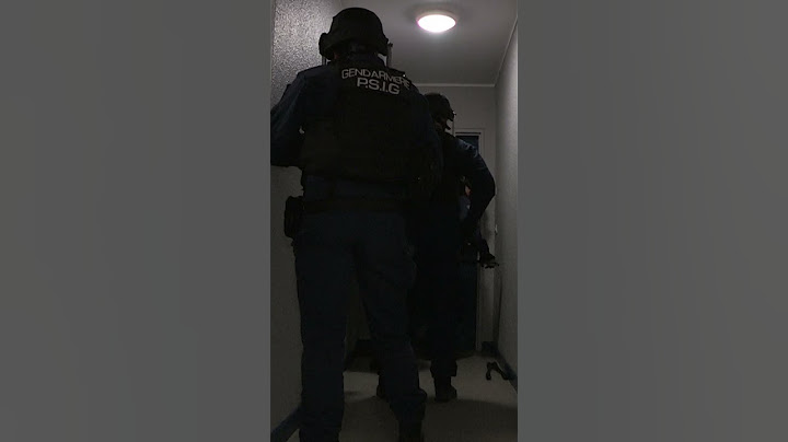 La police défonce sa porte 😱