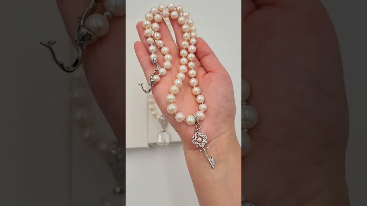 Колье собрано на ювелирный тросик. Бусины натурального жемчуга 7-8мм. Подвеска ключ отстегивается ❣️