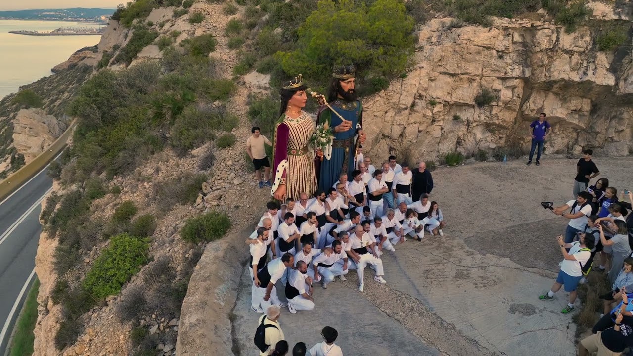 Pujada dels Gegants Vells de Sitges (125é aniversari) a l'Ermita de la Trinitat a peu per les costes
