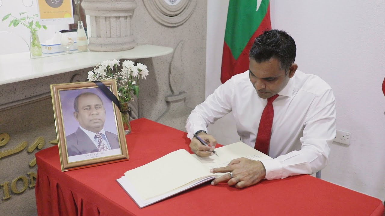 Rasheed Copy Vice President signs the book of condolences for late Copy Mohamed ...
