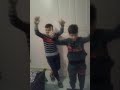 هادين الشابان يرقصان على اغنية تمنيت الموت مين رحتي علي