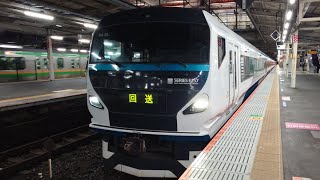 E257系9両編成の定期回送が大宮駅の7番線から発車するシーン2023年11月17日