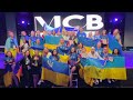 Національна збірна команда України святкує перемогу на чемпіонаті світу 2022 у Парижі