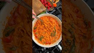 Вкуснейшая паста, готовится в одной сковороде🍝 и летний салат с клубникой🍓 пробовали такой?😋
