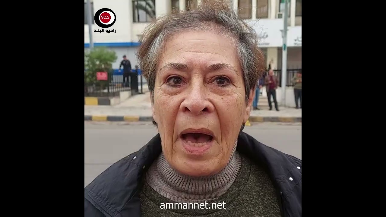 الفنانة جوليت عواد تبكي بحرقة من امام وزارة المياه بعد توقيع اتفاقية الماء والكهرباء مع الاحتلال