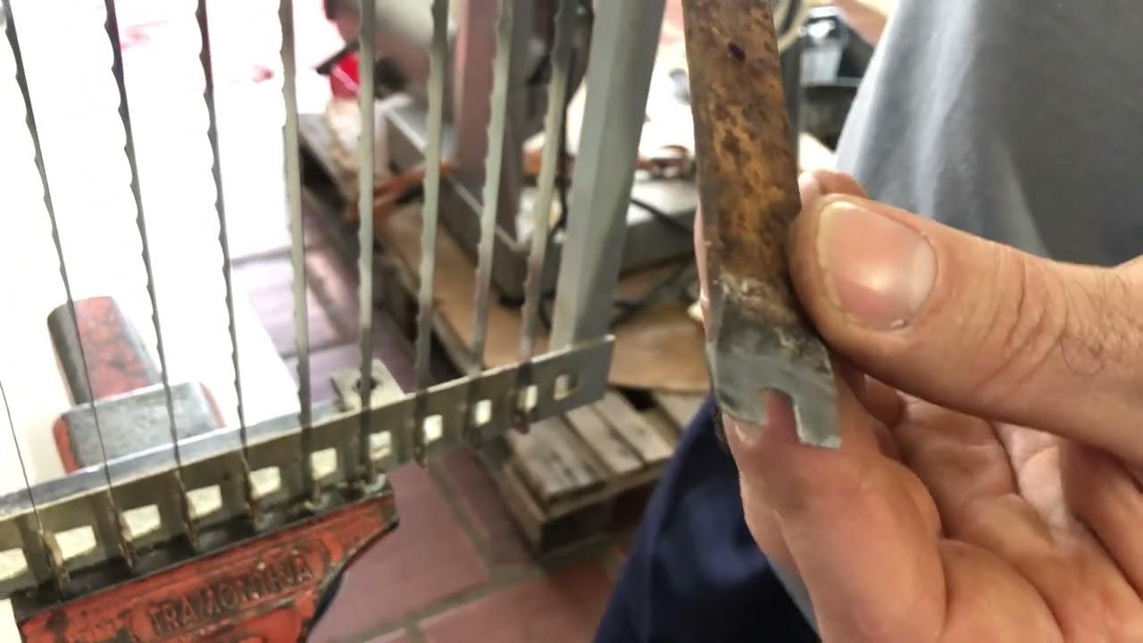 Como trocar as lâminas da Fatiadeira de pão METVISA modelo antigo.