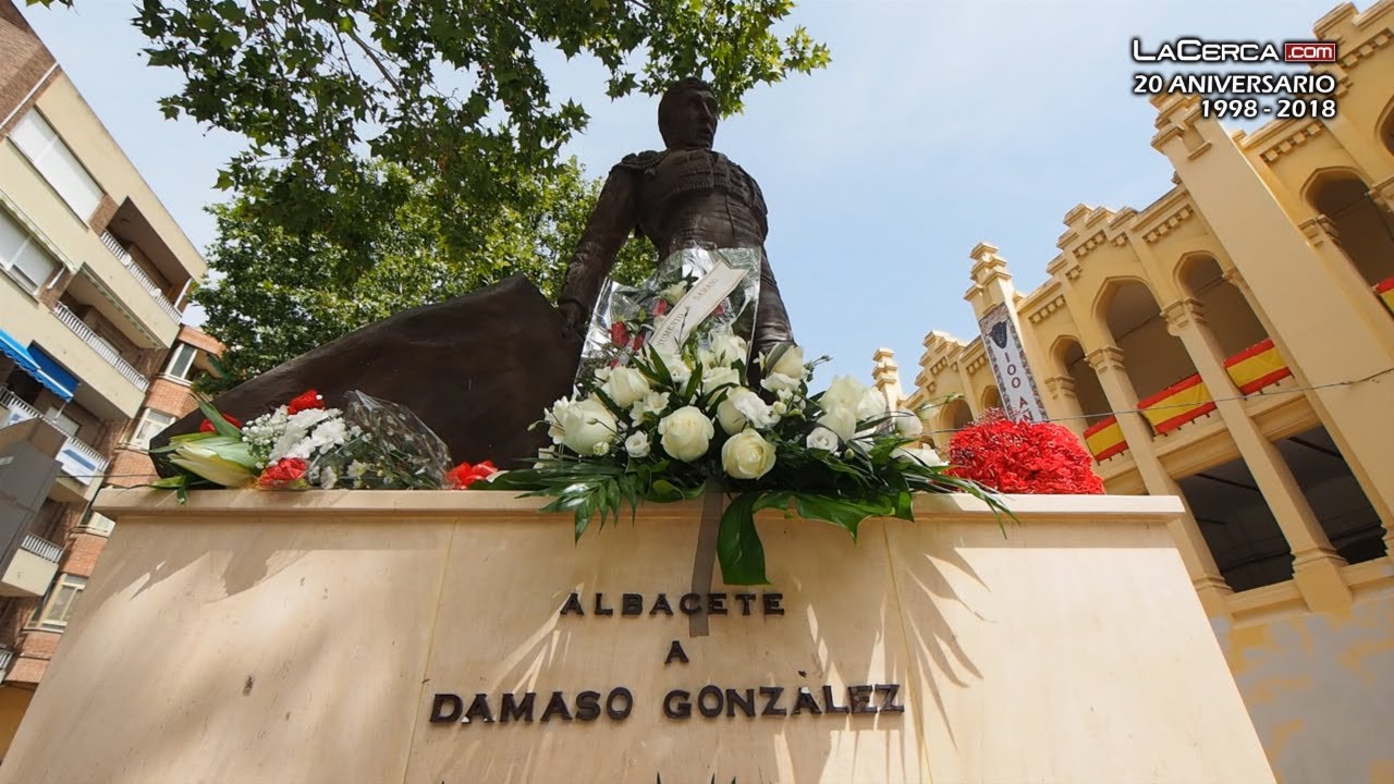 La estatua de Dámaso González en la Plaza de Toros de Albacete se llena de flores