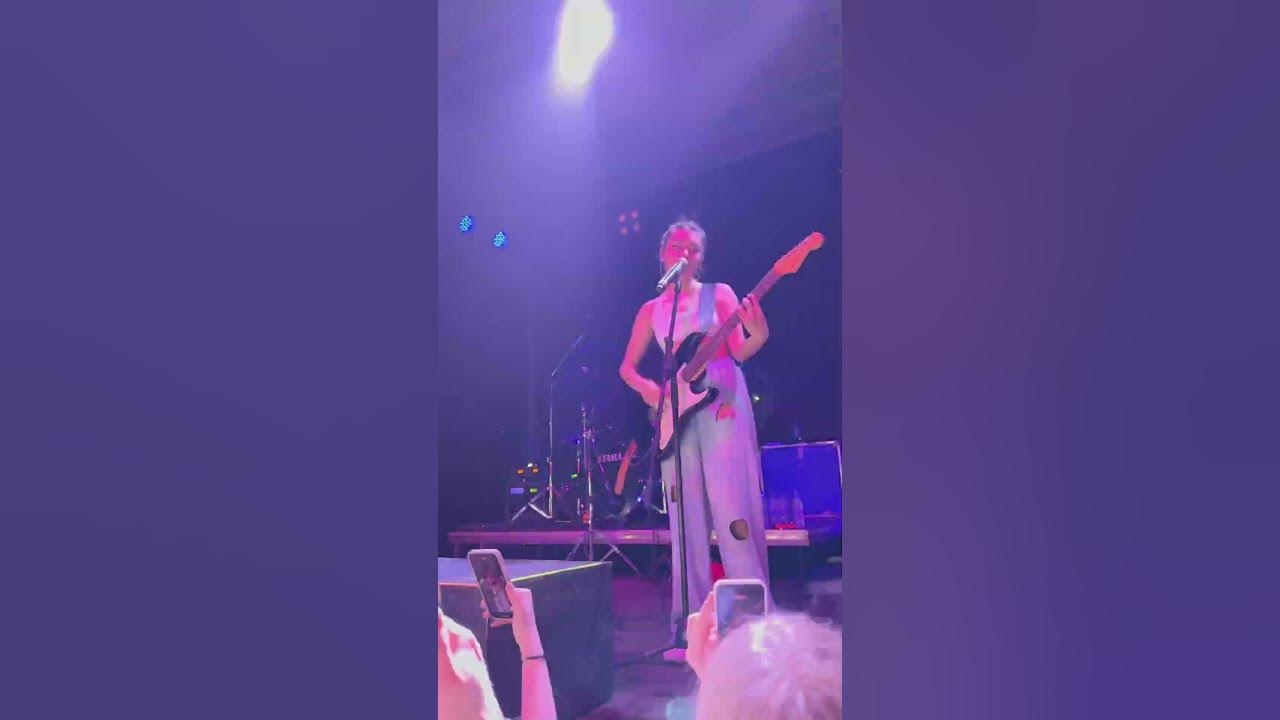 Дора - Втюрилась #дора #концерт #shorts #live - YouTube