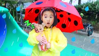 보람이는 동생들과 장난감 아기들을 돌봅니다