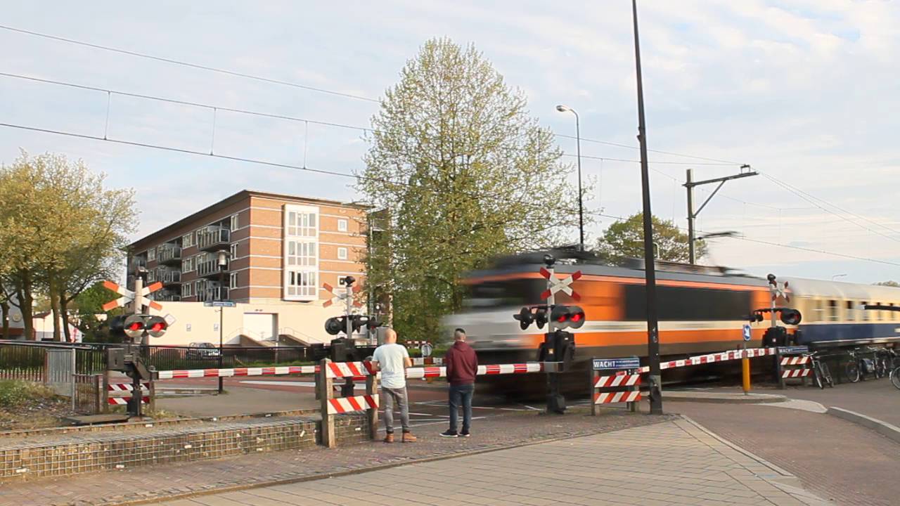 Spoorwegovergang Geleen Lutterade - Locon 9900 met 12 CentralBahn rijtuigen