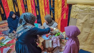 Arranging the contents of katidiong (Minang Baralek) - Minang Customs in Talawi Sawahlunto