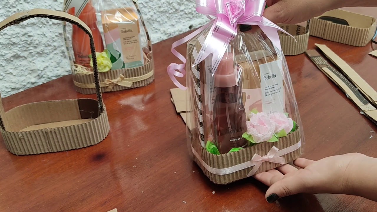 kit presente com cesta de papelão e flores de crepom. Reciclagem criativa.
