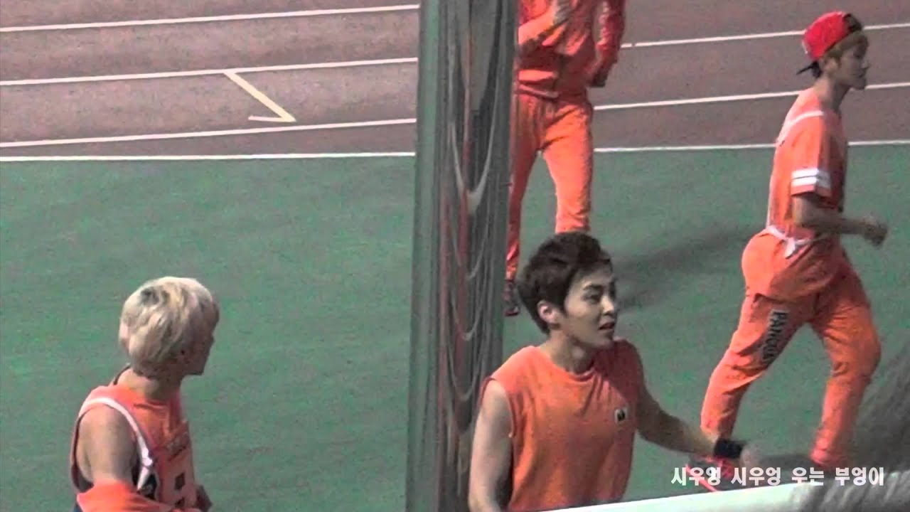 130903 아육대 끝나고 팬석으로 와서 인사하는 EXO 시우민(XIUMIN)