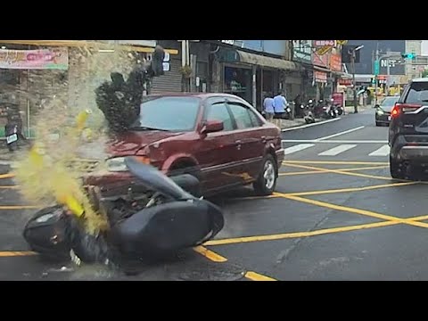 [Car Accident Video] You're quite bold for driving like that