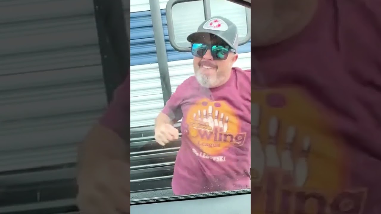 Этот парень пытается выбить окно в машине🤣