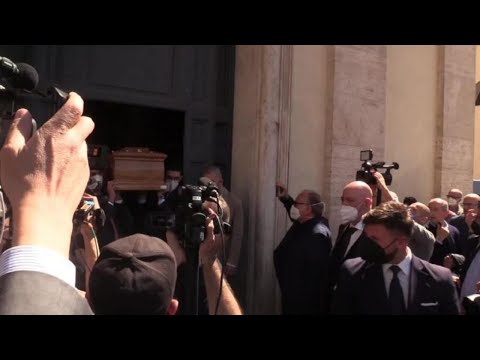 Saluti romani e slogan fascisti all&#039;uscita del feretro di Donna Assunta Almirante dopo i funerali