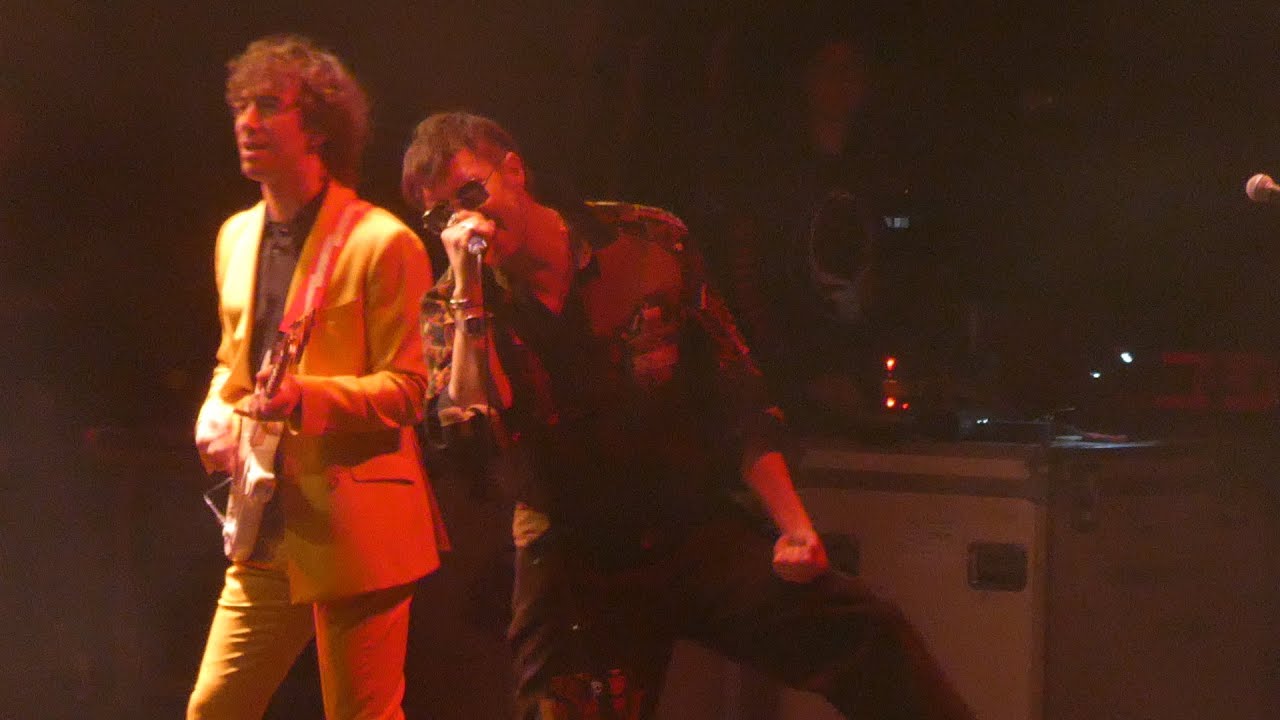 ハート・イン・ア・ケイジ　THE STROKES Heart In a Cage - YouTube