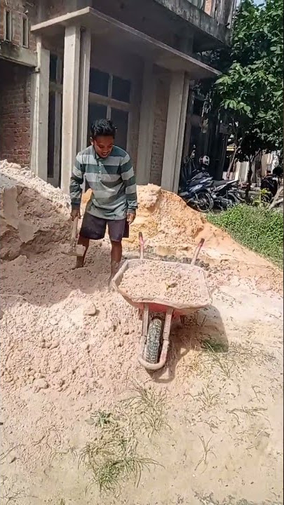 Cara kenek tukang bangunan mencangkul dengan gaya unik. satu tangan!!!