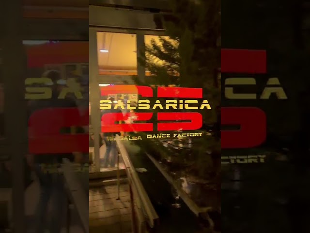 Unsere 25 Jahre Salsarica Geburtstagsparty war komplett überrannt! 🎉
Schon vor dem Einlass bildete sich eine riesige Sc