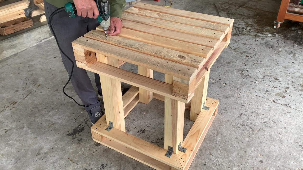 Wooden Pallet Ideas - Design a Table from Wooden Pallets with Standing Legs for Your Home Space
