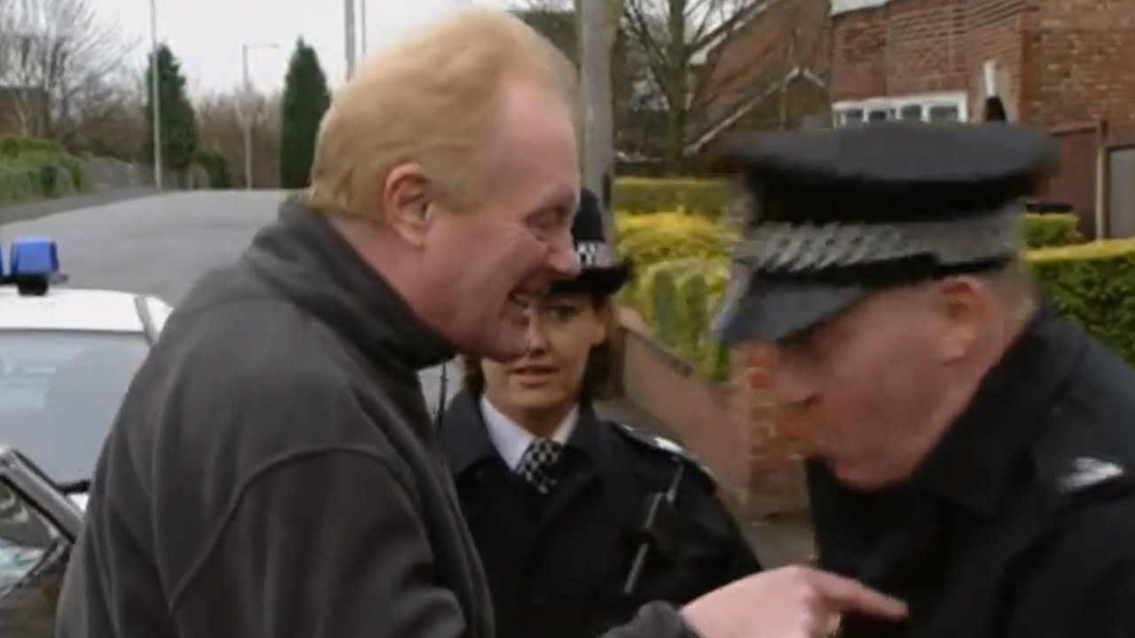 Coronation street - Mick assaults Les