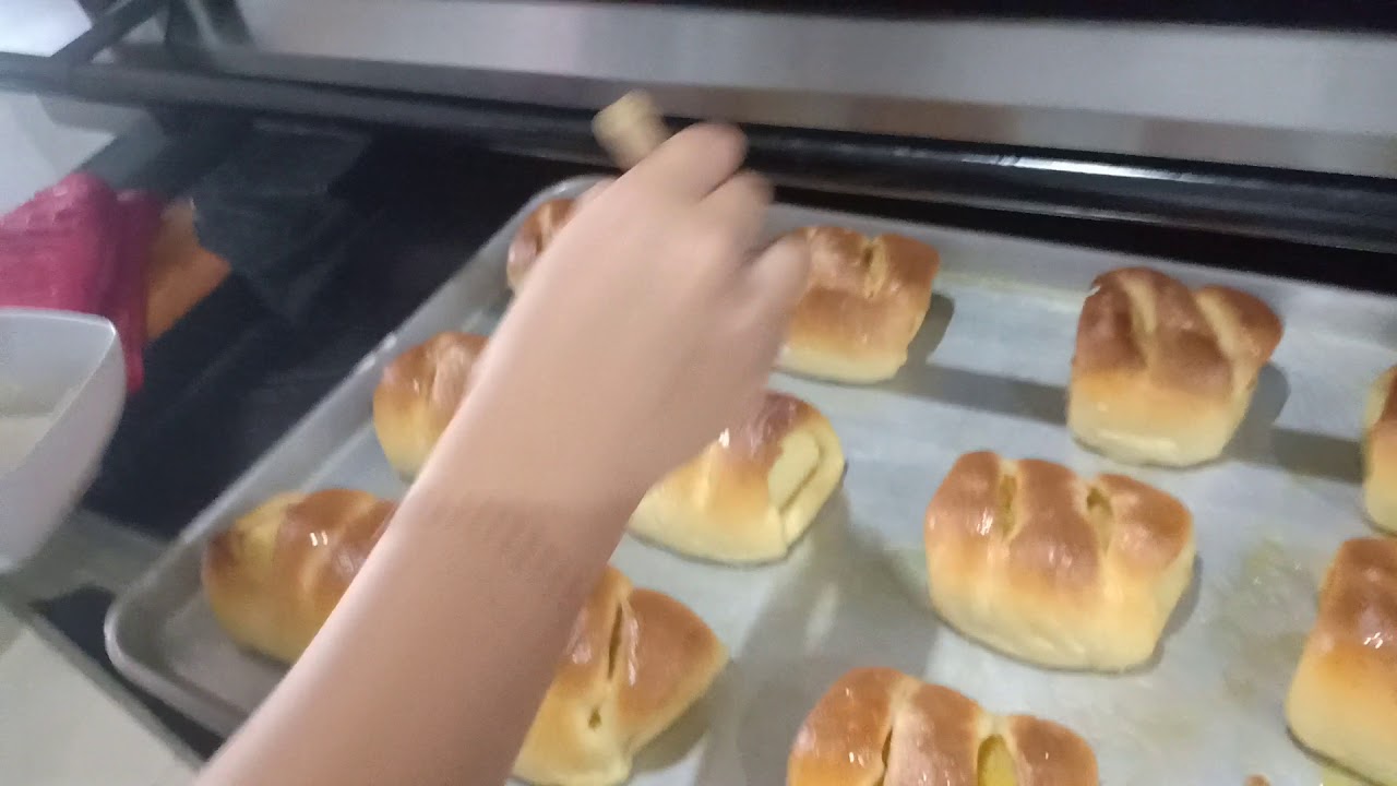 Pongge Roti Roti roll sponge cake chef Eza Jepara Indonesia - YouTube