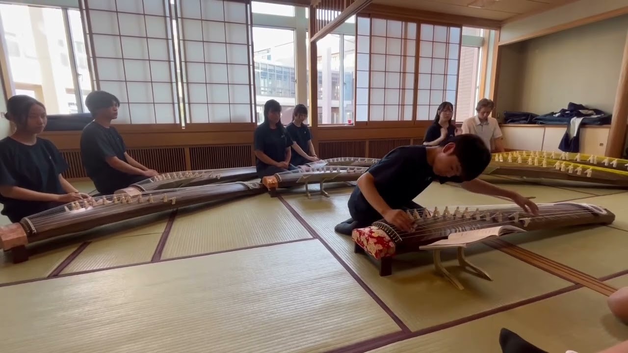 お琴です。箏曲部でのお家練習用に、良い音色です。 この音とまれ！より 天泣 【札幌国際情報高校 お琴の会】 - YouTube