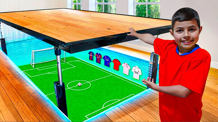 CONSTRUÍ UM CAMPO DE FUTEBOL SECRETO