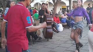 Bailando con estrella. En Plaza. Libertad. Y niña miriam echandose su bailadita. #combocuscatleco