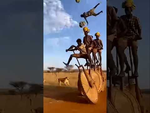 أفارقة يتجولون بعجلات تقليدية وسط السهول مشهد نادر ومثير