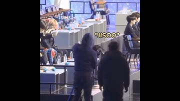 Tae waving at jisoo’s fans when jisoo was passing! 🤍 #vsoo #taesoo #taehyung #jisoo