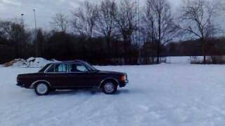 Mercedes-Benz w123 200 playing in the snow