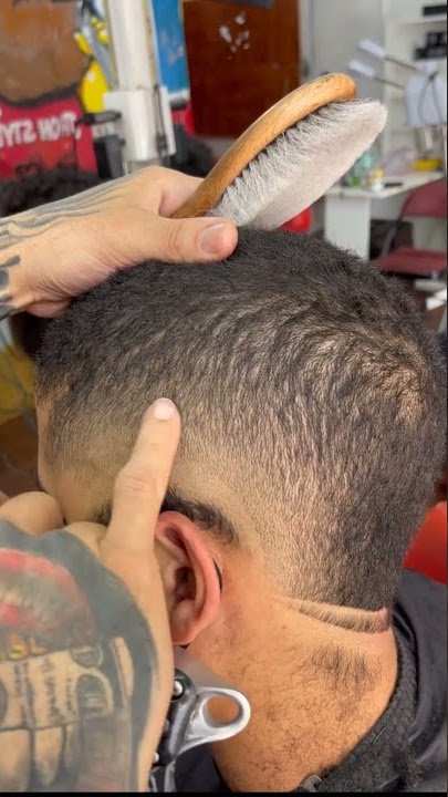 corte de cabelo degradê em V marcado com dois risquinho #barber