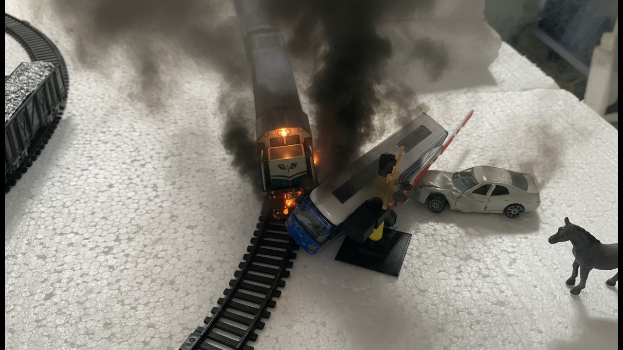 HUNTING DAN UNBOXING MAINAN KERETA API INDONESIA, DRAMA ANJLOK KERETA UAP, DRAMA CC201 TABRAK BUS