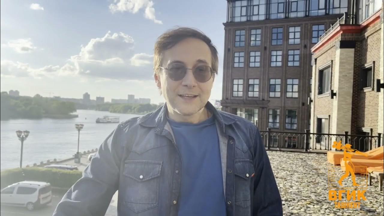 Blockbuster прокат. Магазин blockbuster. Блокбастер создатель. Блокбастер создатель. Гильермо дель торо хоббит.