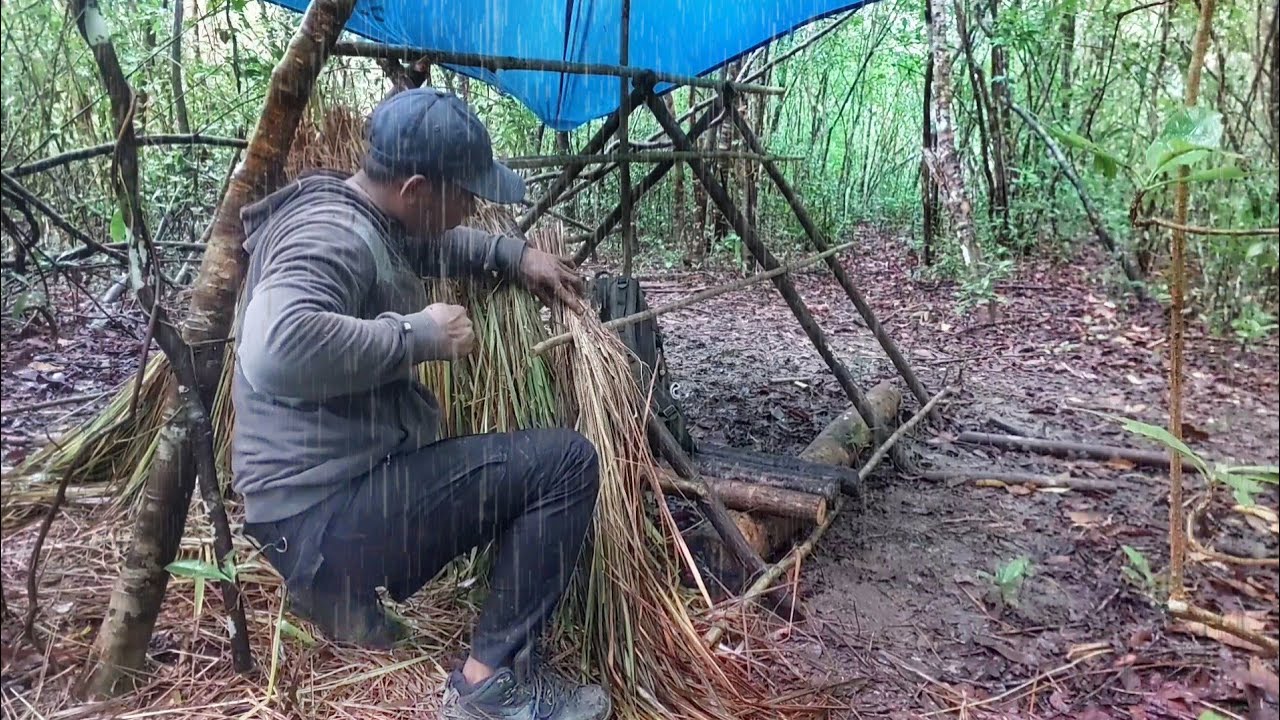 SOLO CAMPING HUJAN DERAS||DI GUYUR HUJAN SAAT MEMBANGUN SHELTER